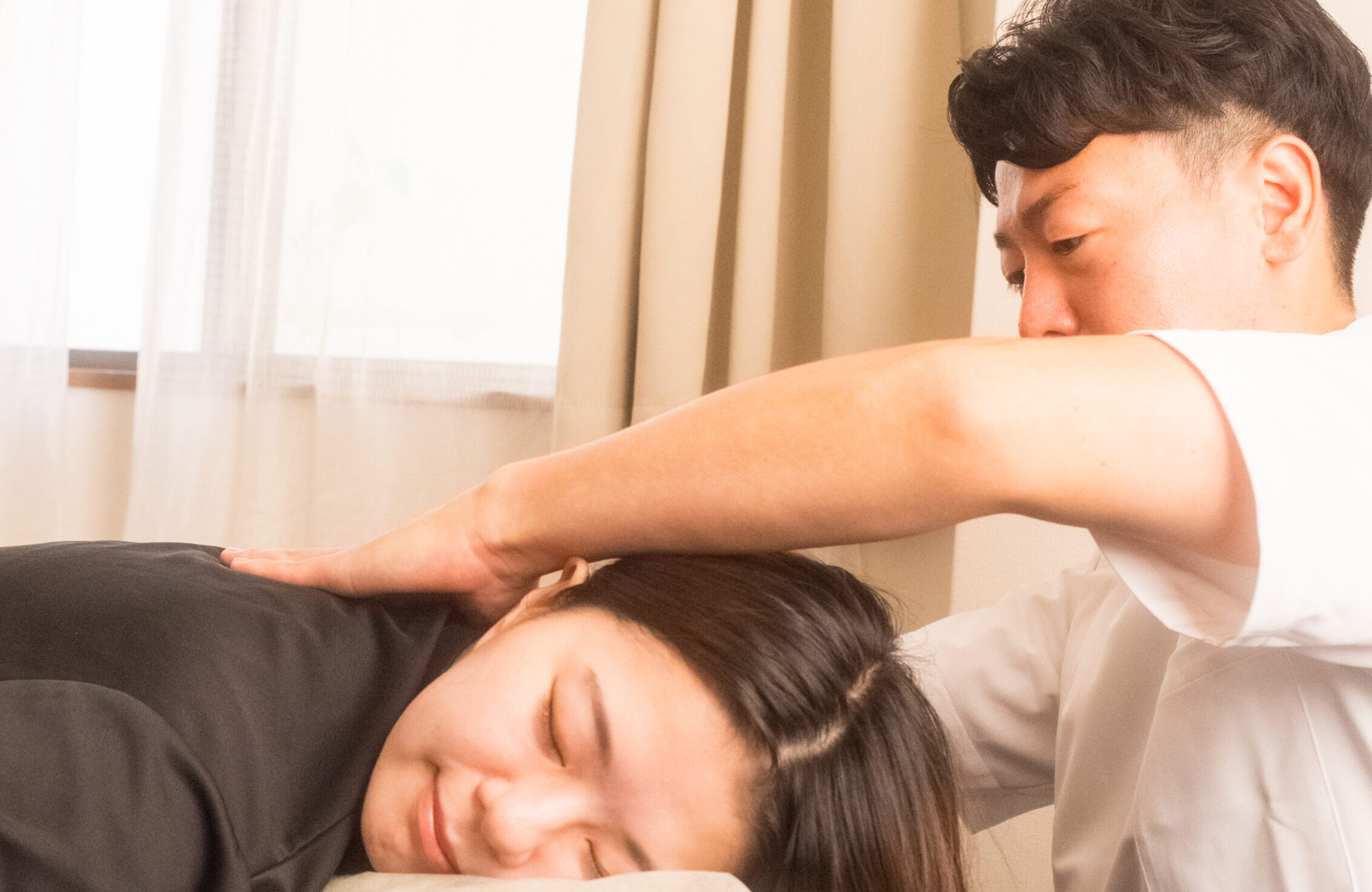 八王子のつきいち整体でオーダーメイド整体を行っている様子